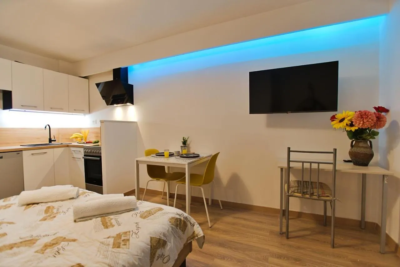 Apartments Kiwi روفينج 0*,